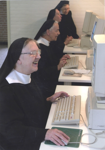 200108 Zusters van de priorij te Heesch hebben computers gekregen van de Rabobank