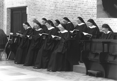 216049 Vijf keer per dag komen de zusters samen voor gebed in de kapel van de priorij te Heesch