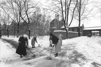 216051 Sneeuw ruimen bij de zusters van priorij Fons Vitae te Heesch