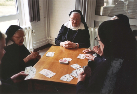 216069 Kaarten tijdens de recreatie in de priorij Fons Vitae te Heesch