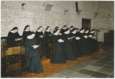 216071 Zusters in gebed in de kapel van de priorij te Heesch