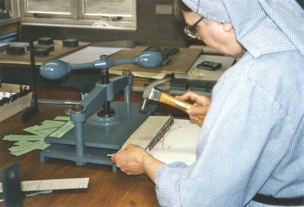 216078 Zuster werkzaam in de boekbinderij van priorij Fons Vitae te Heesch