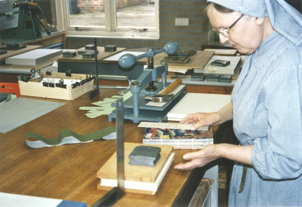 216080 Zuster werkzaam in de boekbinderij van priorij Fons Vitae te Heesch