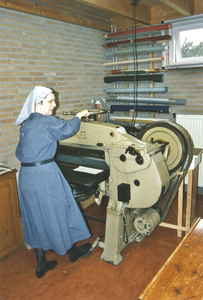 216082 Zuster werkzaam in de boekbinderij van priorij Fons Vitae te Heesch