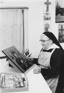 216109 Zuster Maria bezig met het schilderen van iconen in priorij Fons Vitae te Heesch