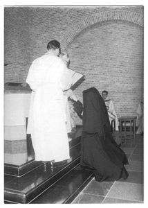 216113 Overreiken van de ring tijdens de maagdenwijding in de kapel van priorij Fons Vitae te Heesch
