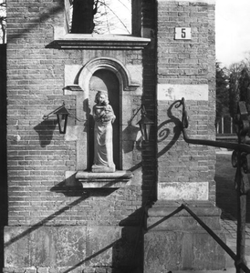 232025 Mariabeeld vervaardigd door kunstenaar Verschuren overgeplaatst van Kwatta naar Huize Bouvigne te Breda