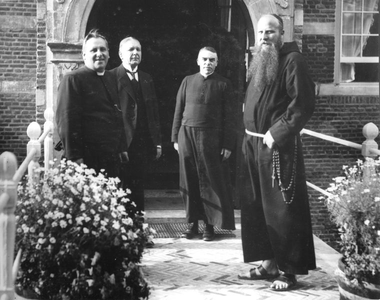 232033 Monseigneur en directeur Frans Frencken (l) met vermoedelijk het bestuur van de Catechisten voor Huize Bouvigne ...