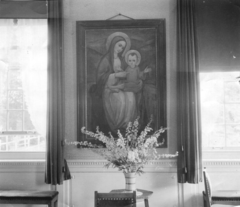 232037 Madonnaschilderij, geschilderd door A. Verschueren, in de ontvangstkamer van Huize Bouvigne te Breda