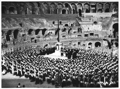 232071 Catechisten-pelgrims tijdens een bijeenkomst/viering in het Colosseum te Rome (Italië)