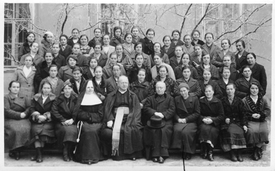232189 Retraite voor een groep 'boerenmeisjes', met onder meer catechiste Olga Zadravec (vooraan, vierde van rechts), ...