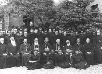 232197 Bewoners en 'verschillende hoge gasten' bij het college waar de Catechisten werkten te Rome (Italië)