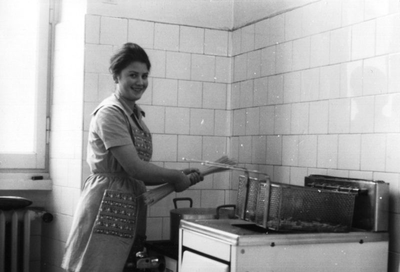 232205 Het bakken van frites en koken van pasta in de keuken van het college waar de Catechisten werkten te Rome (Italië)