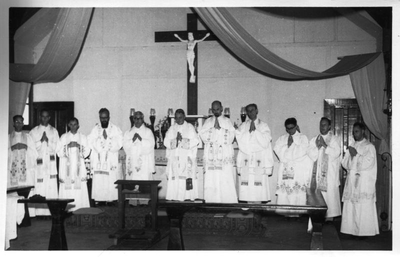 232215 Gezamenlijke zegen aan de zieken door priesters, vermoedelijk te Kelapa Lima (Papoea, Indonesië)