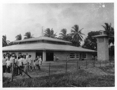 232221 Nieuwe kerk met klokkentoren te Kelapa Lima (Papoea, Indonesië)