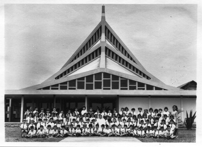 232223 'Fröbel' [klas] op het einde van het schooljaar voor de nieuwe kerk te Grogol, Djakarta/Jakarta (Indonesië)