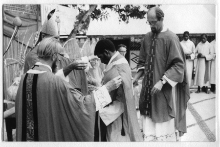 323224 'Eerste Papua van Irian Jaya' tot priester gewijd, door monseigneur Duivenvoorde, vermoedelijk te Merauke ...
