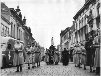 232228 Catechisten met Mariabeeld in processie, vermoedelijk te Bergen op Zoom
