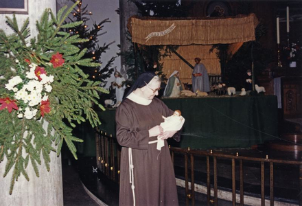 156003 Het kindje Jezus wordt naar de kerststal gebracht in de kloosterkapel van 's-Herenhof te Babberich