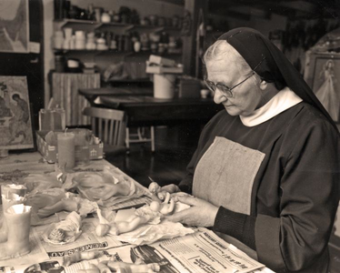 156005 Zuster Christine in het atelier te Babberich