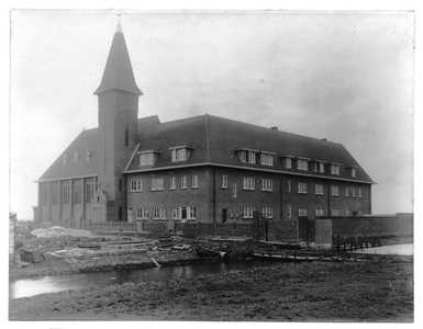 156017 De bouw van het klooster te Duivendrecht is bijna voltooid