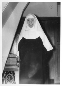 156072 Zuster Olga (Gré) tijdens het noviciaat in het klooster te Duivendrecht