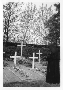 156074 Zuster Veronique 'onze kleine moeder' op haar laatste rustplaats te Duivendrecht