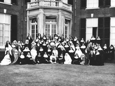 156103 Groepsfoto van de monialen die voor een vergadering in Heemstede bijeen zijn