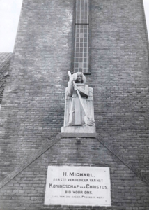 156108 Beeld van St. Michaël aan de torengevel van het Clarissenklooster te Duivendrecht