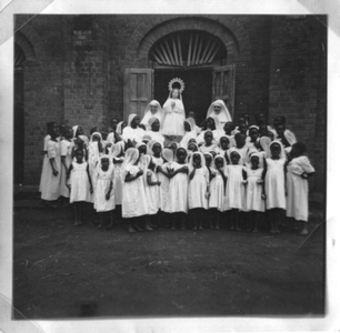 242049 Processie bij het convent van de Dochters van O. L. Vrouw in de missiepost Mulo, Congo