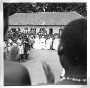 242050 Opening van de meisjesschool van de Dochters van O.L. Vrouw te Kyondo, Congo