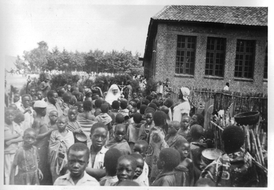 242054 Congolese leerlingen voor het oude klooster van de Dochters van O.L. Vrouw te Kyondo, Congo