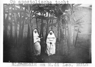 242055 Mere Arazola en Mere di Leo op een apostolische tocht te Mulo, Congo