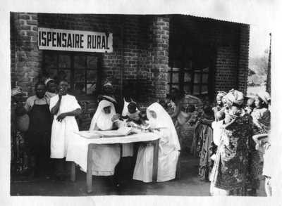 242056 Zusters aan de administratietafel buiten een kliniek op het platteland te Kyondo, Congo