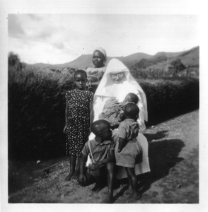 242057 Mere Arazola met enkele kinderen in de missiepost te Kyondo, Congo