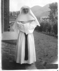 242059 Zuster voor het klooster te Kyondo, Congo