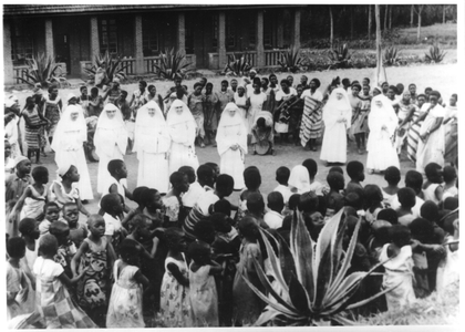 242078 Zusters van de Dochters van O.L. Vrouw op een plein te Kyondo, Congo