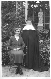 242101 Moeder-Overste Jeanne Haenen met Make (moeder?) na het afleggen van haar eeuwige gelofte te Nijmegen