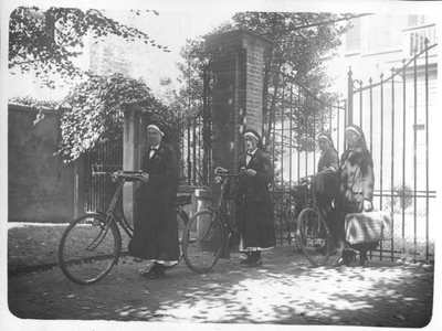 196006 Zusters bij het verlaten van de toegangspoort van huize Bethlehem te Nijmegen op weg naar de gezinnen waar zij ...
