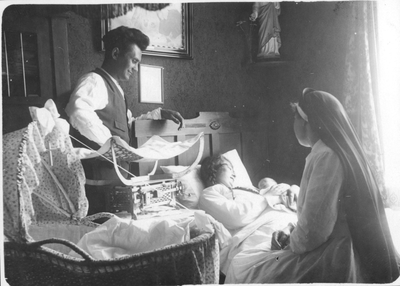 196007 Zuster helpt moeder met haar pasgeboren baby in Nijmegen