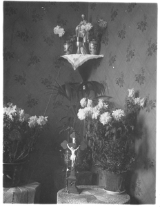 196009 Huisaltaar met bloemen in een gezinswoning