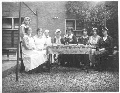 196011 Bestuur en de jonge dames van het doorgangshuis van huize Bethlehem te Nijmegen, foto genomen op de feestdag van ...