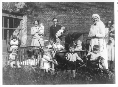 196014 Moeder overste Dominica met moeders en kinderen die in huize Bethlehem te Nijmegen verblijven