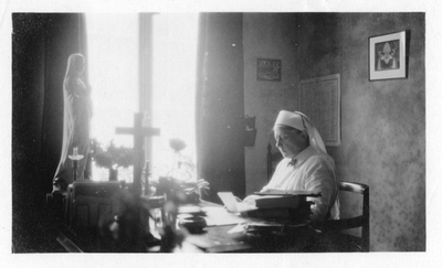 196020 Moeder overste Dominica op haar kantoor in huize Bethlehem te Nijmegen