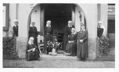 196021 Groepsfoto van zusters van huize Bethlehem te Nijmegen