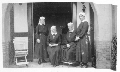 196022 Groepsfoto van de stichteressen / bestuur van huize Bethlehem te Nijmegen