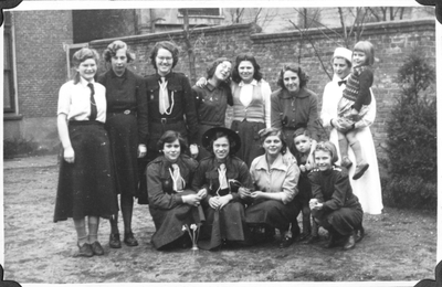 196031 Gidsen en de oudste meisjes van huize Bethlehem te Leiden