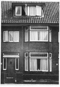 196036 Voorzijde van het huis van de zusters (Thorbeckestraat 72) te Leiden