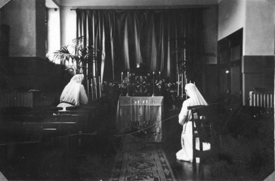 196037 Zusters in gebed in de kapel van huize Magdalena te Overschie