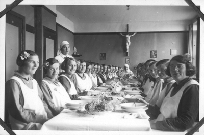 196042 Middagmaal in de refter van de communiteit Magdalena te Overschie met aan het hoofd van de tafel zuster Catharina
